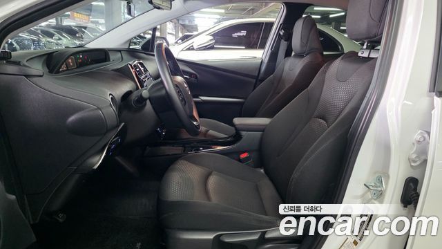 Toyota Prius 1.8 — пробег 64 200 км — фото 5 из 5