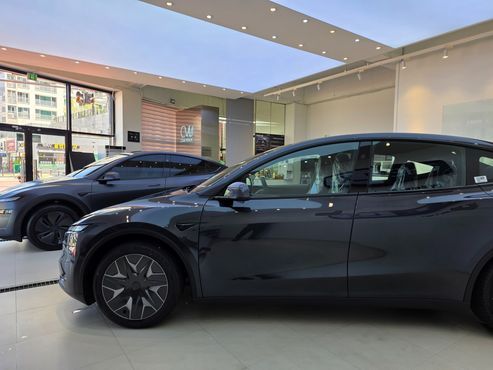 Tesla Model Y L Long Range AWD — пробег 800 км — фото 4 из 5