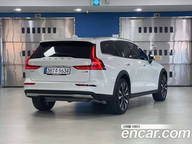 Volvo V60 B5 Ultra AWD — пробег 7 156 км — фото 2 из 5