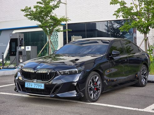 BMW i5 xDrive 40 M Sport Pro — пробег 3 700 км — фото 1 из 5