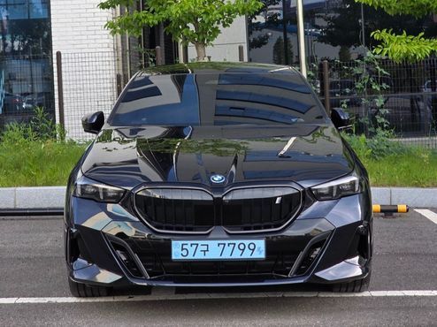 BMW i5 xDrive 40 M Sport Pro — пробег 3 700 км — фото 3 из 5