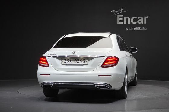Mercedes-Benz E-Class E220d Avantgarde — пробег 93 986 км — фото 4 из 5