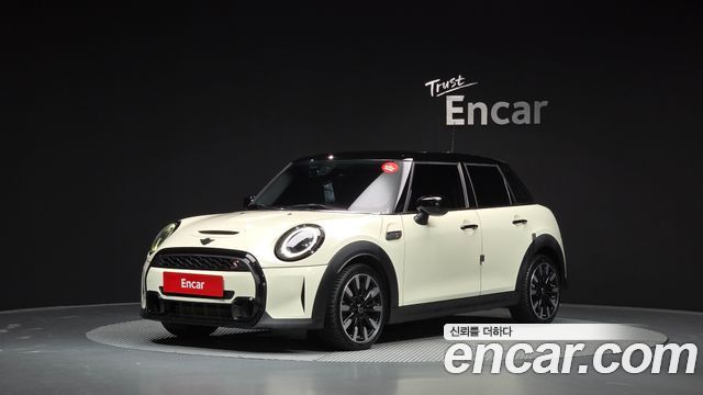 Mini Cooper 5Door Classic Launch Pack Third Generation — пробег 98 286 км — фото 1 из 5