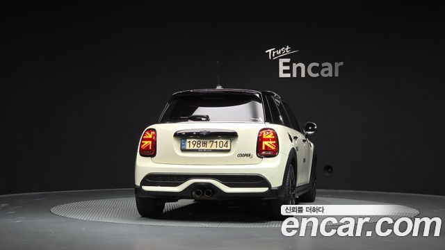 Mini Cooper 5Door Classic Launch Pack Third Generation — пробег 98 286 км — фото 4 из 5