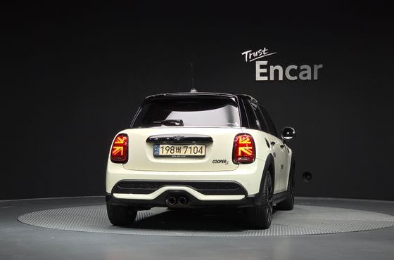 Mini Cooper 5Door Classic Launch Pack Third Generation — пробег 98 286 км — фото 4 из 5