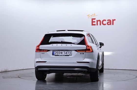 Volvo V60 B5 Ultra AWD — пробег 1 228 км — фото 4 из 5