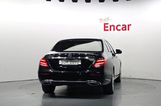 Mercedes-Benz E-Class E220d 4MATIC Exclusive — пробег 104 326 км — фото 4 из 5