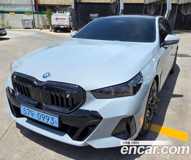 BMW i5 xDrive 40 M Sport Pro — пробег 6 300 км — фото 3 из 5