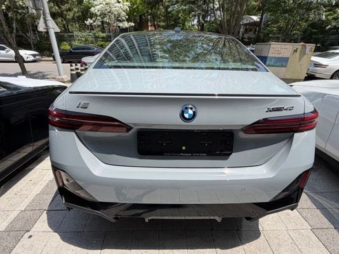 BMW i5 xDrive 40 M Sport Pro — пробег 6 300 км — фото 4 из 5