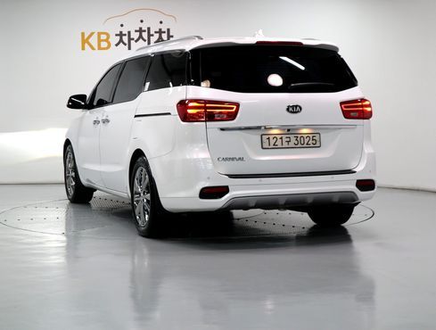 Kia Carnival 9-Seater Noblesse Special — пробег 64 890 км — фото 4 из 5