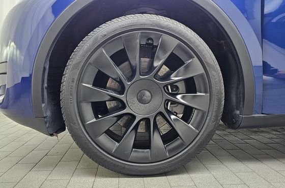 Tesla Model Y RWD — пробег 11 850 км — фото 5 из 5