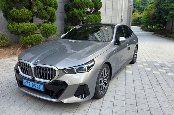 BMW i5 eDrive 40 M Sport — пробег 5 300 км — фото 1 из 5