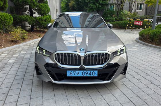 BMW i5 eDrive 40 M Sport — пробег 5 300 км — фото 3 из 5