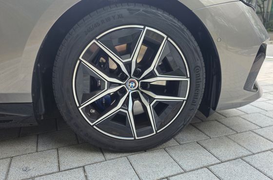 BMW i5 eDrive 40 M Sport — пробег 5 300 км — фото 5 из 5