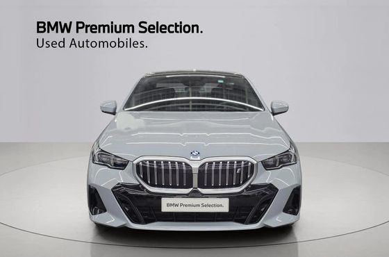 BMW i5 eDrive 40 M Sport — пробег 4 039 км — фото 3 из 5