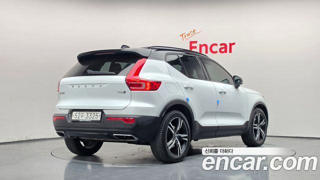 Volvo XC40 T4 R-Design — пробег 76 346 км — фото 2 из 5