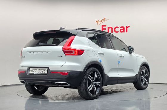 Volvo XC40 T4 R-Design — пробег 76 346 км — фото 2 из 5