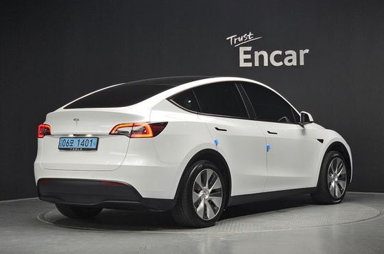 Tesla Model Y Standard Range RWD — пробег 72 047 км — фото 2 из 5