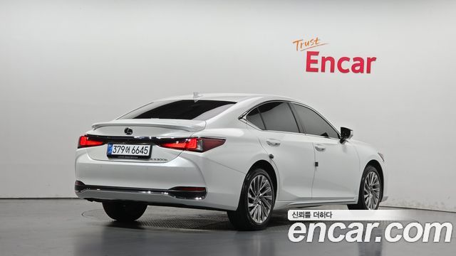 Lexus ES Executive — пробег 5 709 км — фото 2 из 5