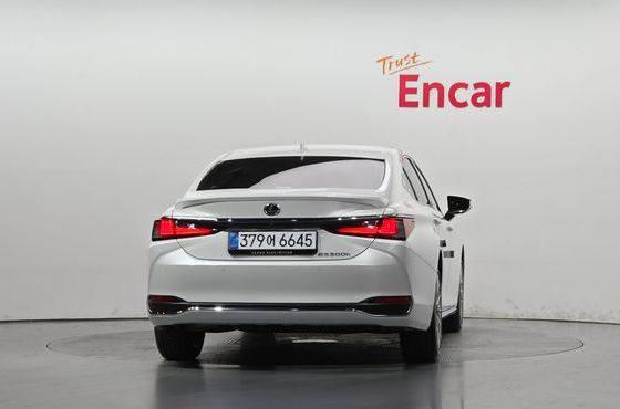Lexus ES Executive — пробег 5 709 км — фото 4 из 5