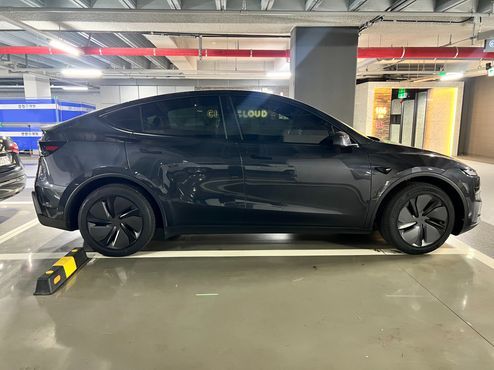 Tesla Model Y Premium RWD — пробег 2 861 км — фото 4 из 5