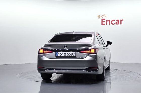 Lexus ES Executive — пробег 31 086 км — фото 4 из 5