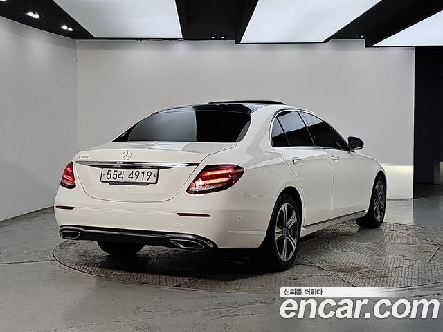 Mercedes-Benz E-Class E220d Avantgarde — пробег 113 365 км — фото 4 из 5