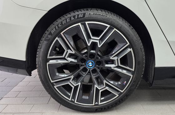 BMW 5-Series 530e M Sport — пробег 22 682 км — фото 5 из 5