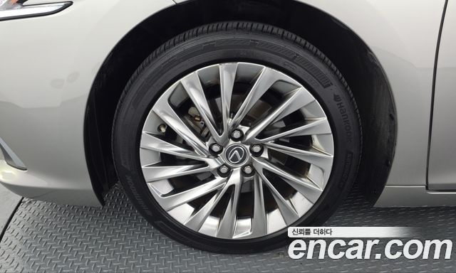 Lexus ES Luxury Plus — пробег 80 561 км — фото 5 из 5