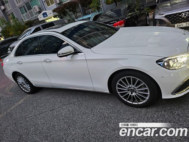 Mercedes-Benz E-Class E250 Exclusive — пробег 25 000 км — фото 2 из 5