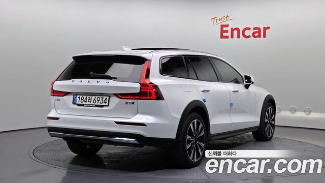 Volvo V60 B5 Ultimate AWD — пробег 18 237 км — фото 2 из 5