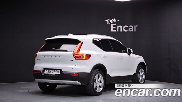 Volvo XC40 T4 Momentum — пробег 158 244 км — фото 2 из 5