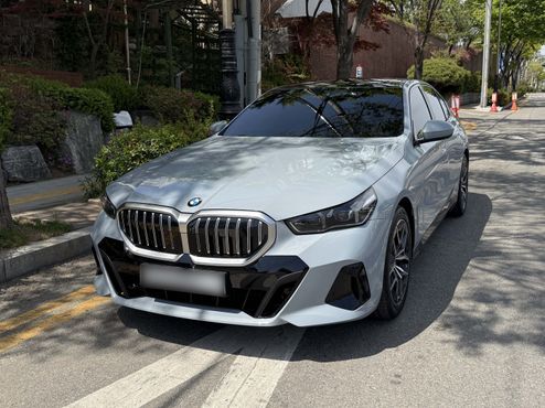 BMW 5-Series 520i M Sport — пробег 1 690 км — фото 1 из 5