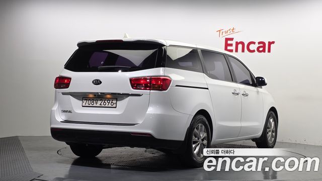 Kia Carnival 11-Seater Deluxe — пробег 49 921 км — фото 2 из 5