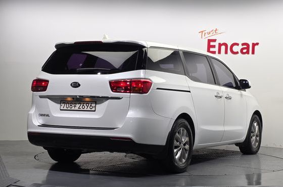 Kia Carnival 11-Seater Deluxe — пробег 49 921 км — фото 2 из 5