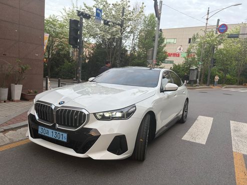 BMW i5 eDrive 40 M Sport — пробег 854 км — фото 2 из 5