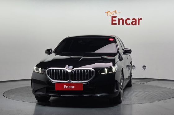 BMW i5 eDrive 40 — пробег 22 937 км — фото 3 из 5