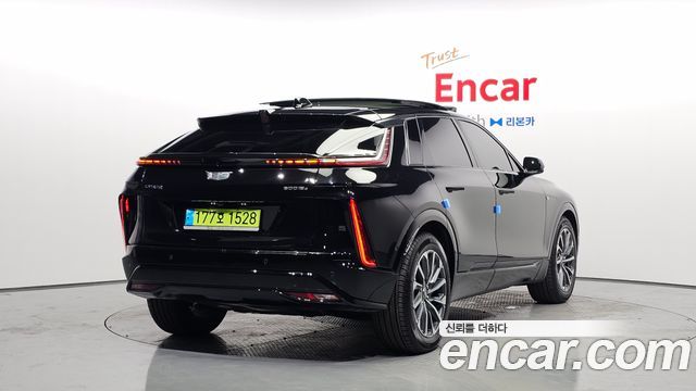 Cadillac Lyriq Sport — пробег 10 179 км — фото 2 из 5
