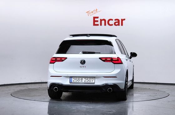 Volkswagen Golf 2.0 GTI — пробег 10 081 км — фото 4 из 5