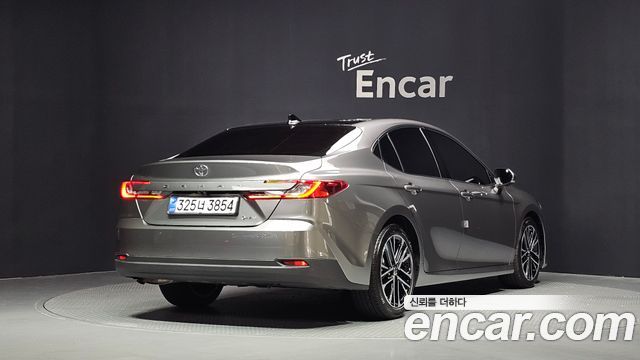 Toyota Camry 2.5 XLE Premium Hybrid — пробег 12 894 км — фото 2 из 5