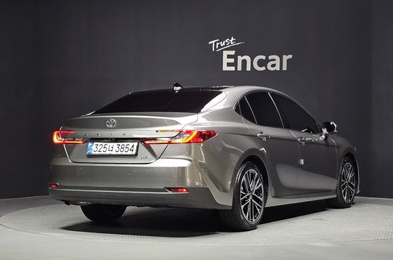 Toyota Camry 2.5 XLE Premium Hybrid — пробег 12 894 км — фото 2 из 5