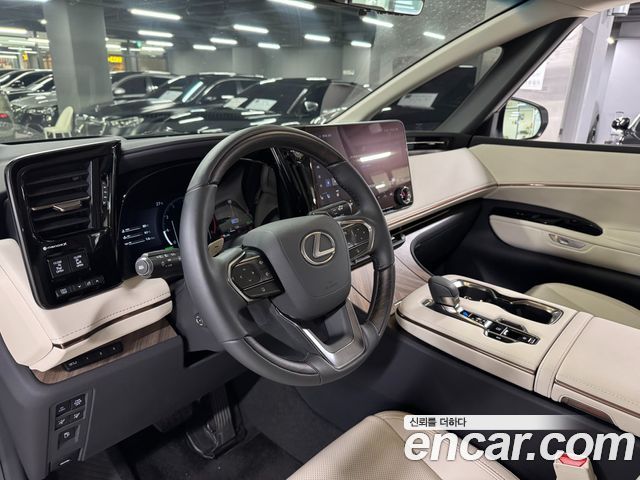 Lexus LM 500h Executive — пробег 8 100 км — фото 4 из 5
