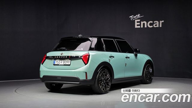 Mini Cooper 5 Door Favoured — пробег 6 486 км — фото 2 из 5