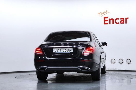 Mercedes-Benz E-Class E220d 4MATIC Avantgarde — пробег 61 201 км — фото 4 из 5