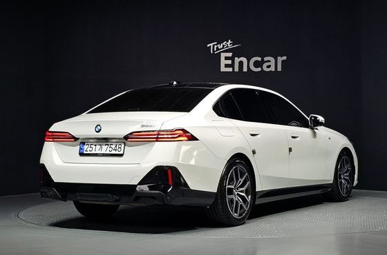 BMW 5-Series 520i M Sport — пробег 9 006 км — фото 2 из 5