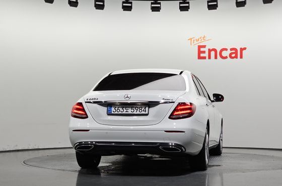 Mercedes-Benz E-Class E220d 4MATIC Avantgarde — пробег 113 036 км — фото 4 из 5