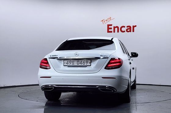 Mercedes-Benz E-Class E220d Avantgarde — пробег 86 990 км — фото 4 из 5