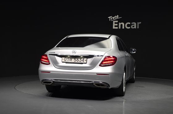 Mercedes-Benz E-Class E200 Avantgarde — пробег 121 430 км — фото 4 из 5