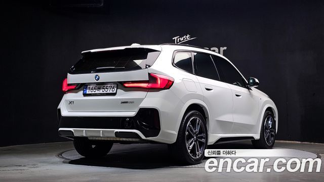 BMW X1 xDrive 20i M Sport — пробег 16 092 км — фото 2 из 5