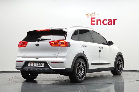 Kia Niro Prestige — пробег 175 179 км — фото 2 из 5